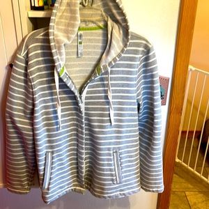 Zip or snap warm sweatshirt with pockets, barely worn